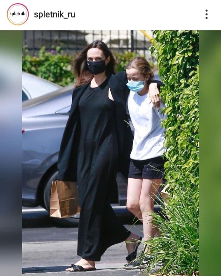 Сукня-майка і об'ємний жакет: Анджеліна Джолі в образі total black вирушила на шопінг